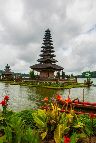 Pura Ulun Danu Batur templo em lago com flores. Bali, Indonésia . — Fotografia de Stock