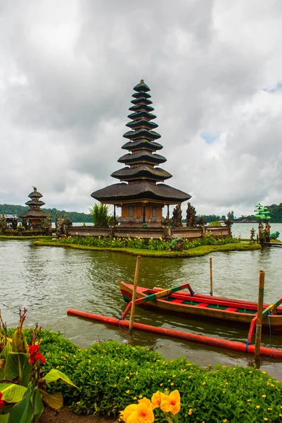 Pura Ulun Danu Batur templo em lago com flores. Bali, Indonésia . — Fotografia de Stock