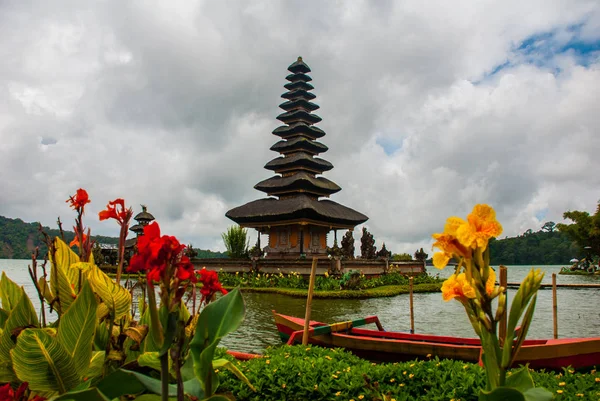 Pura Ulun Danu Batur templo em lago com flores. Bali, Indonésia . — Fotografia de Stock