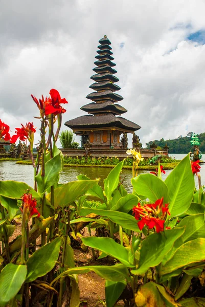 Pura Ulun Danu Batur templo em lago com flores. Bali, Indonésia . — Fotografia de Stock