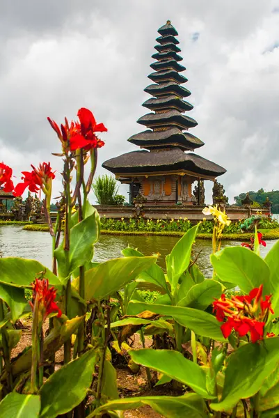 Pura Ulun Danu Batur templo em lago com flores. Bali, Indonésia . — Fotografia de Stock