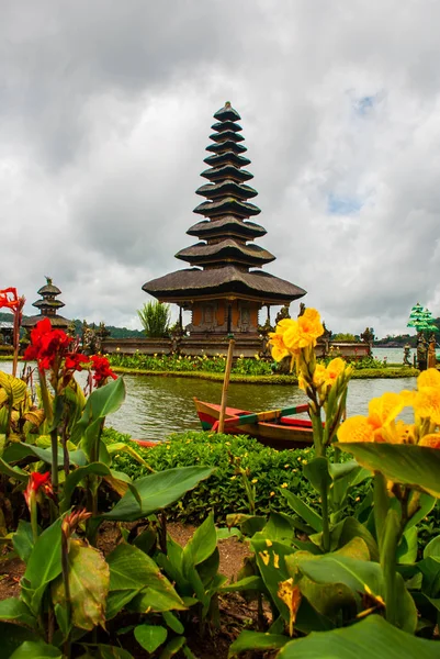 फुलांसह तलावातील पुरा उलुन दानू बटूर मंदिर. बाली, इंडोनेशिया . — स्टॉक फोटो, इमेज