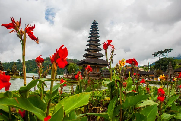 Chrám Pura Ulun Danu Batur v jezeře s květinami. Bali, Indonésie. — Stock fotografie