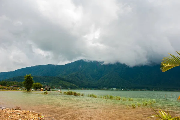 Paisaje en clima nublado, vista de montañas, nubes y lago — Foto de Stock