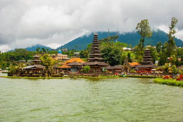 Templo Pura Ulun Danu Batur. Bali, Indonésia . — Fotografia de Stock