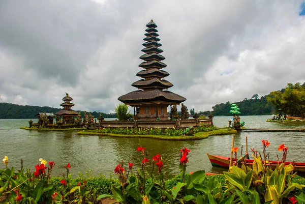 Templo Pura Ulun Danu Batur. Bali, Indonésia . — Fotografia de Stock