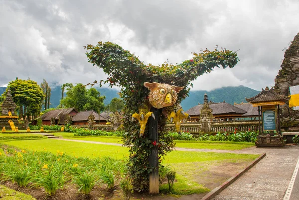 Скульптура птички. Крылья птицы сделаны из листьев деревьев. Бали, Индонезия . — стоковое фото