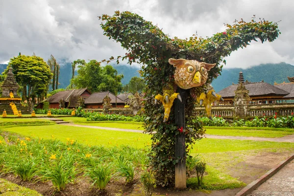 Socha ptáka. Ptačí křídla z listů stromů. Bali, Indonésie. — Stock fotografie