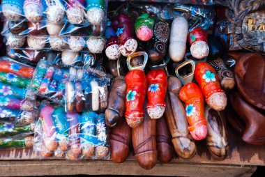 Bali dili Pazar. Hediyelik eşya ahşap erkek cinsel organları, penis. Bali, Endonezya.