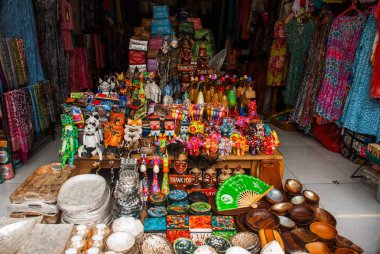 Bali dili Pazar. Hediyelik eşya ve figürler. Bali, Endonezya.