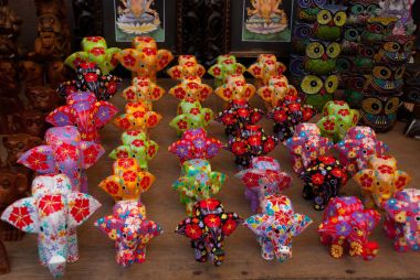 Bali dili Pazar. Renkli filler tahtadan yapılmış. Bali, Endonezya.