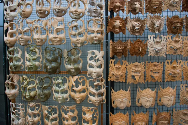 Μπαλινέζικο αγορά. Ξύλινες μάσκες. Μπαλί, Ινδονησία. — Φωτογραφία Αρχείου