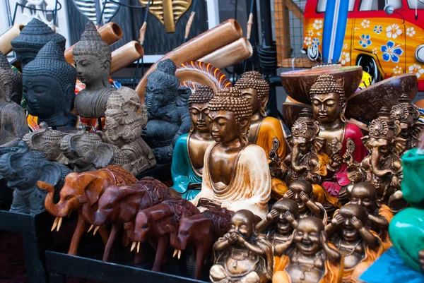 Mercado balinés. Souvenirs y figuritas. Bali, Indonesia . —  Fotos de Stock