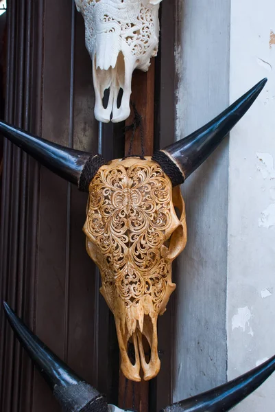 Mercado balinés. Cabeza de vaca de recuerdo hecha de madera. Bali, Indonesia . — Foto de Stock