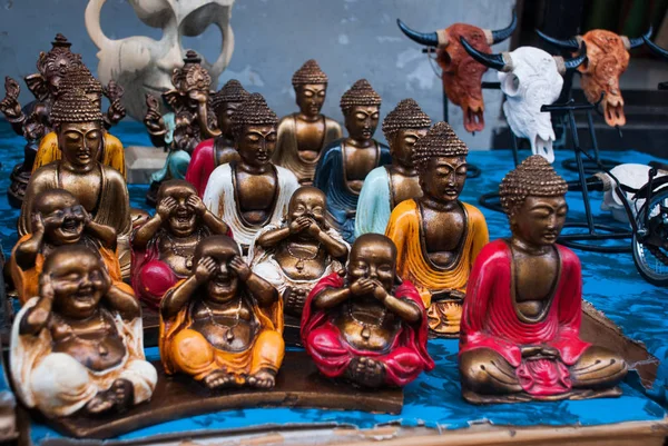 Mercado balinés. Souvenirs y figuritas. Bali, Indonesia . —  Fotos de Stock