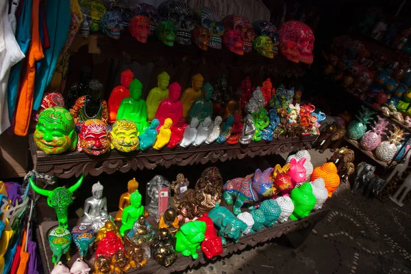 Mercado balinés. Souvenirs y figuritas. Bali, Indonesia . —  Fotos de Stock