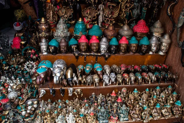 Balinese market. Souvenirs and figurines. Bali, Indonesia. — Stock Photo, Image