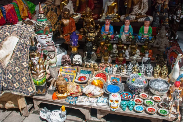 Mercado balinés. Souvenirs y figuritas. Bali, Indonesia . —  Fotos de Stock