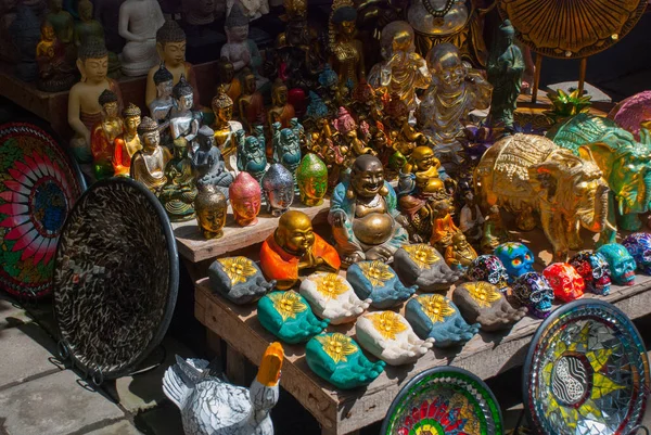 Mercado balinés. Souvenirs y figuritas. Bali, Indonesia . —  Fotos de Stock