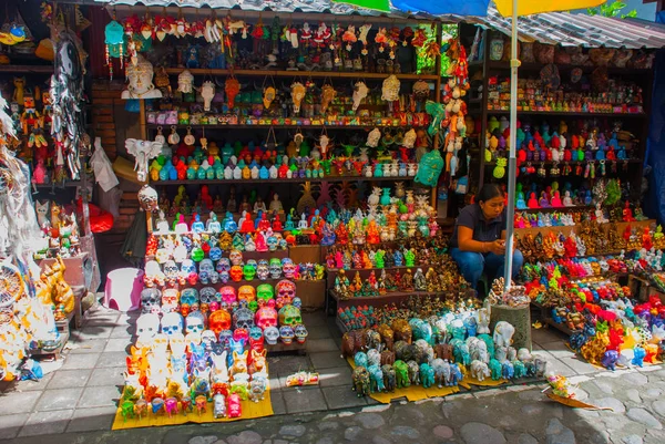 Balinéz piacon. Ajándéktárgyak és figurák. Bali, Indonézia. — Stock Fotó