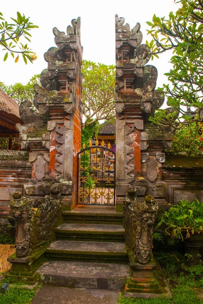 Belamente decorado com entrada balinesa tradicional para a casa Ubud — Fotografia de Stock