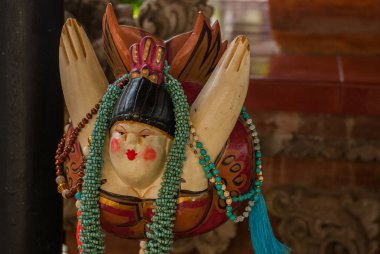Bali dili Pazar. Hatıra bir dişi kuş. Bali, Endonezya.