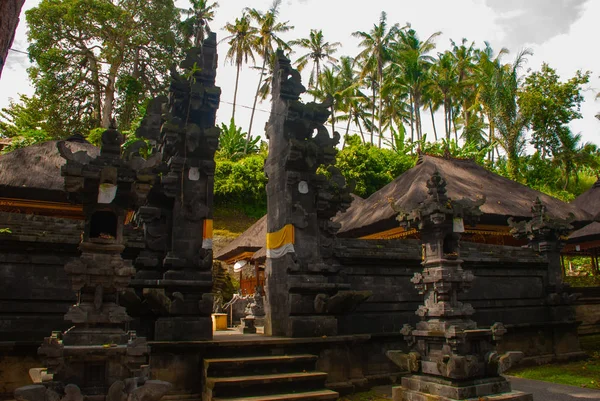 Krásně zdobené tradiční balinéskou vchod do domu Ubud — Stock fotografie