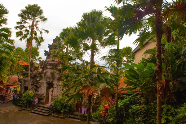 Magnifiquement décoré avec l'entrée balinaise traditionnelle de la maison Ubud — Photo