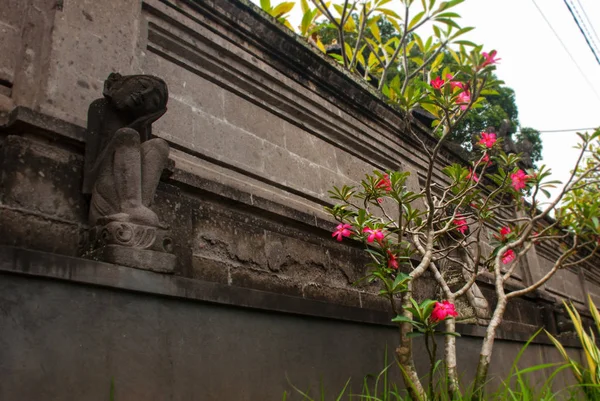 Skulptur einer Frau in der Blume. bali — Stockfoto