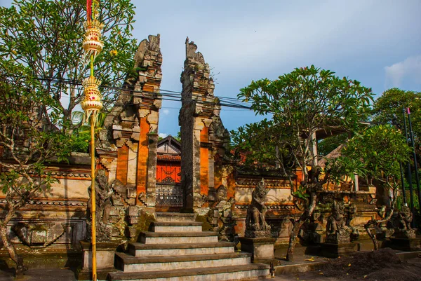 Puerta de entrada balinesa del templo. Ubud, Bali, Indonesia . — Foto de Stock