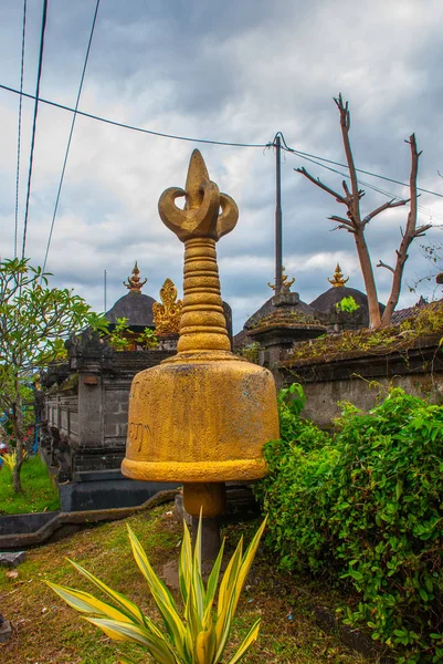 Zlatá stúpa na ulici v Ubud, Bali, Indonésie. — Stock fotografie