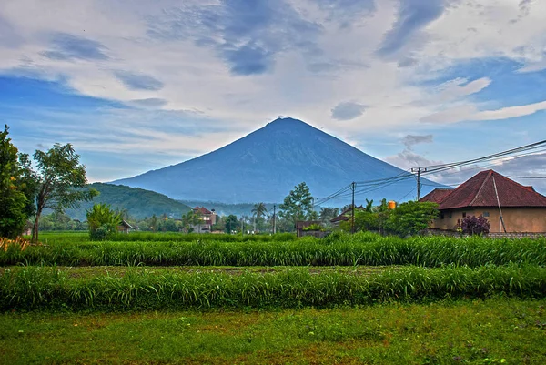 Veduta panoramica di una baia di Amed a Bali con il vulcano Monte Agung sullo sfondo . — Foto Stock