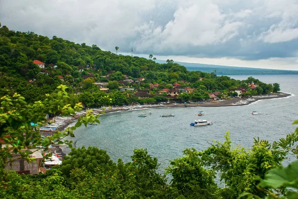 Veduta panoramica di una baia di Amed a Bali con il vulcano Monte Agung sullo sfondo . — Foto Stock