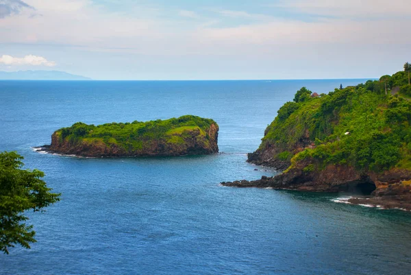 Bellissimo paesaggio dalla cima delle colline e una piccola isola di Amed. Bali . — Foto Stock