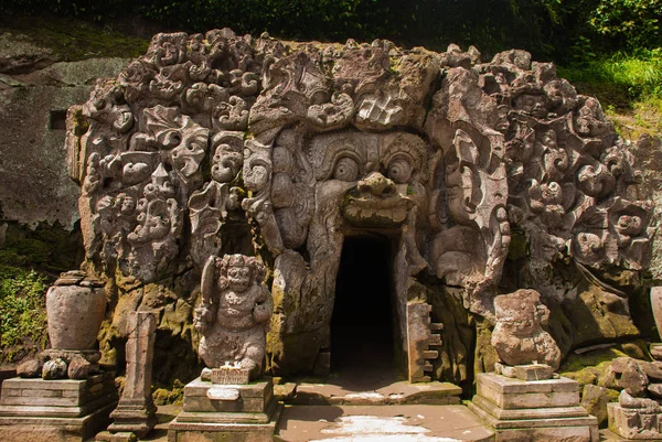 O templo de Goa Gajah perto de Ubud na ilha de Bali — Fotografia de Stock