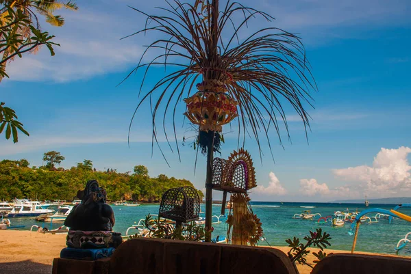 Spiaggia di Padangbai. Isola di Bali Indonesia.Il porto con barche e decorazioni tradizionali balinesi — Foto Stock