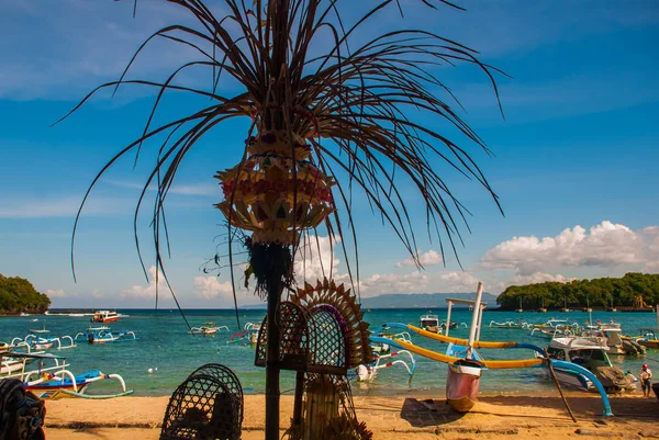 Padangbai Beach. Bali Island Indonesia.Le port avec des bateaux et des décorations balinaises traditionnelles — Photo