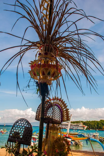 パダンバイのビーチ。ボートと伝統的なバリの装飾付きバリ島 Indonesia.The ポート — ストック写真
