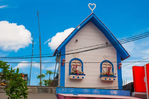 Mooi huis gevel, wit en blauw, versierd met een hart in Ubud. — Stockfoto