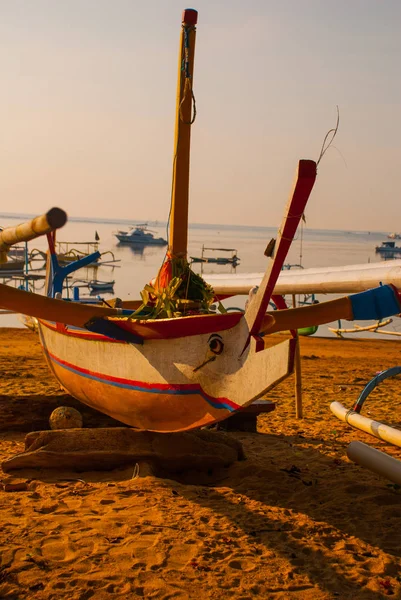 Балийские лодки на пляже Санур утром в Даун, Бали, Индонезия . — стоковое фото