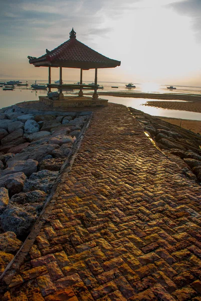 Bella mattina alla spiaggia di Karang, Sanur a Bali, Indonesia — Foto Stock