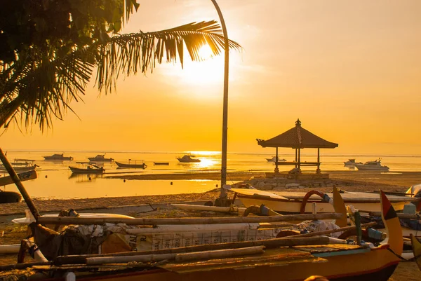 Tradizionali barche balinesi e padiglione nella spiaggia di Sanur al mattino all'alba, Bali, Indonesia . — Foto Stock