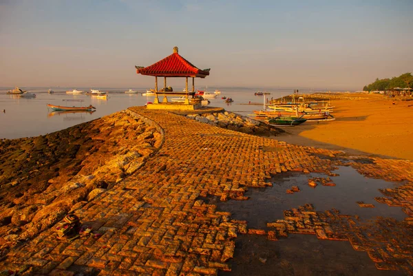 Bateaux traditionnels balinais et pavillon à Sanur plage le matin à l'aube, Bali, Indonésie . — Photo