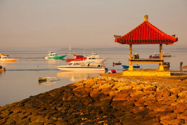 Традиційні балійські човни і павільйон в Санур пляж на ранок, на світанку, Балі, Індонезія. — стокове фото