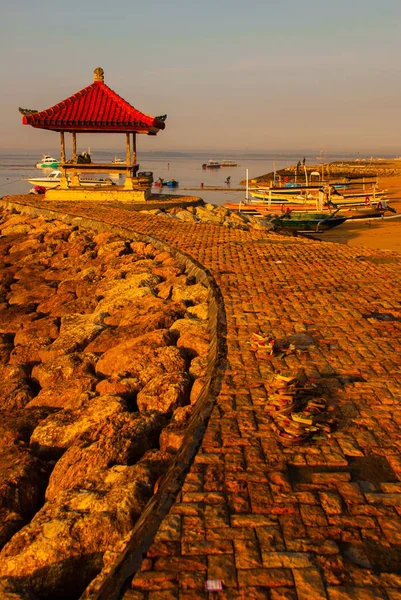 Mooie ochtend op Karang strand, Sanur in Bali, Indonesië — Stockfoto