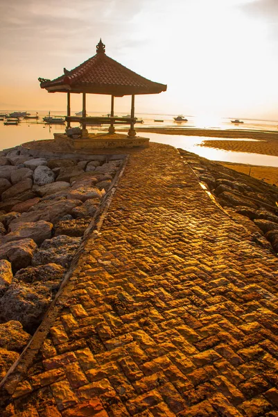 Bella mattina alla spiaggia di Karang, Sanur a Bali, Indonesia — Foto Stock