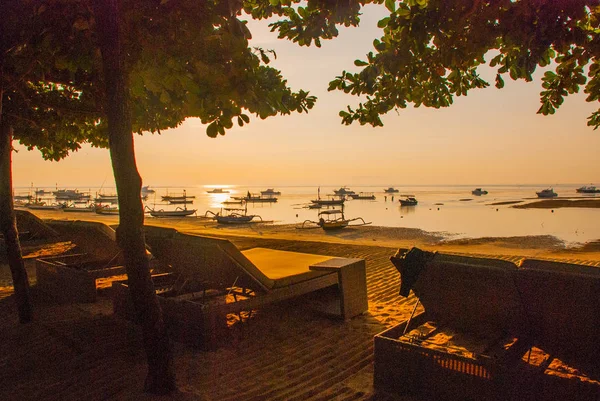 Bella alba sulla spiaggia di Sanur . — Foto Stock