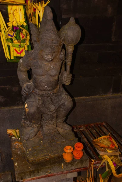 La scultura dello spirito. Tempio balinese sulla spiaggia di Sanur. Bali, Indonesia — Foto Stock