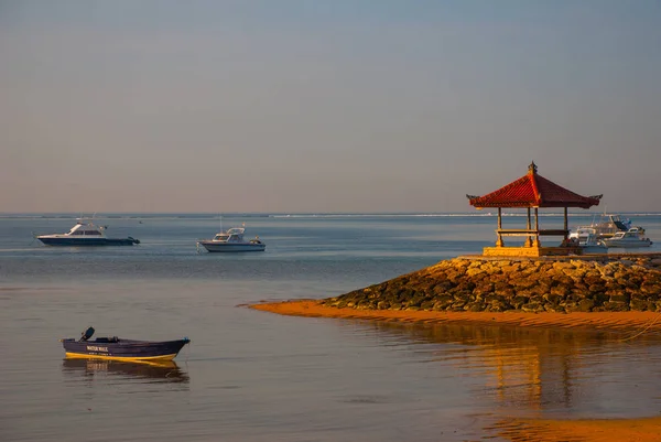 Barche balinesi e padiglione sulla spiaggia di Sanur al mattino all'alba, Bali, Indonesia . — Foto Stock