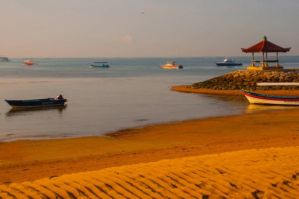 Barche balinesi e padiglione sulla spiaggia di Sanur al mattino all'alba, Bali, Indonesia . — Foto Stock